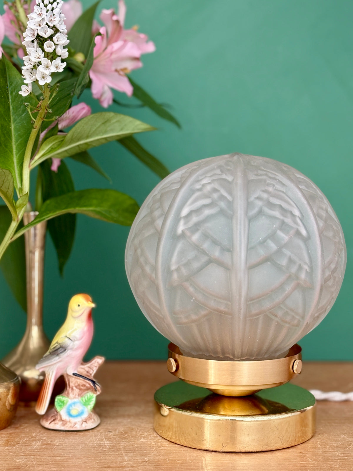 Lampe à poser globe vintage art déco en verre dépoli