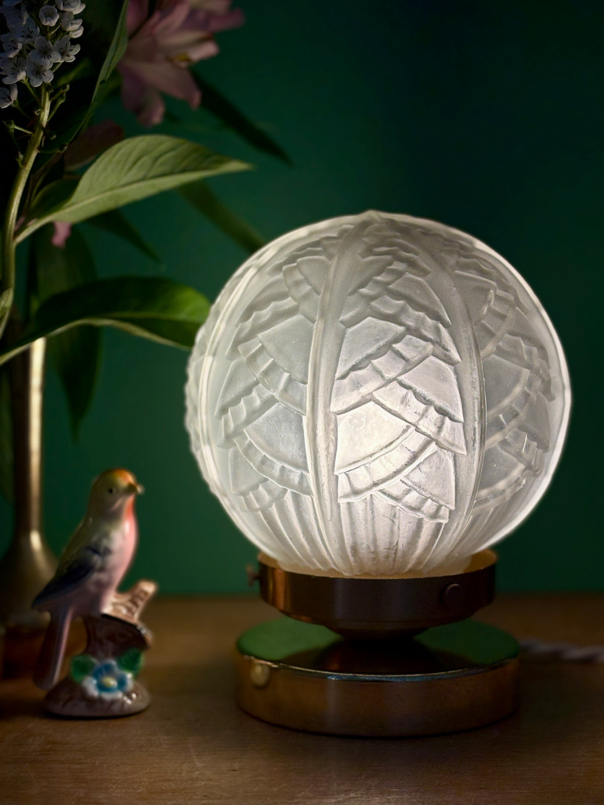 Lampe à poser globe vintage art déco en verre dépoli