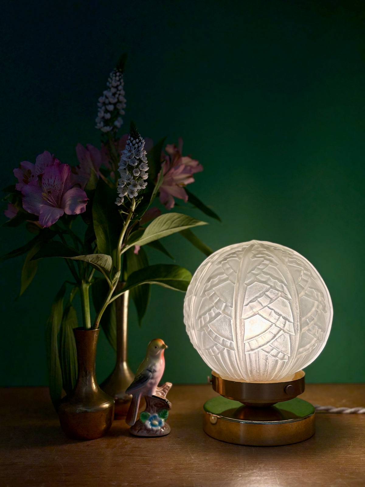 Lampe à poser globe vintage art déco en verre dépoli