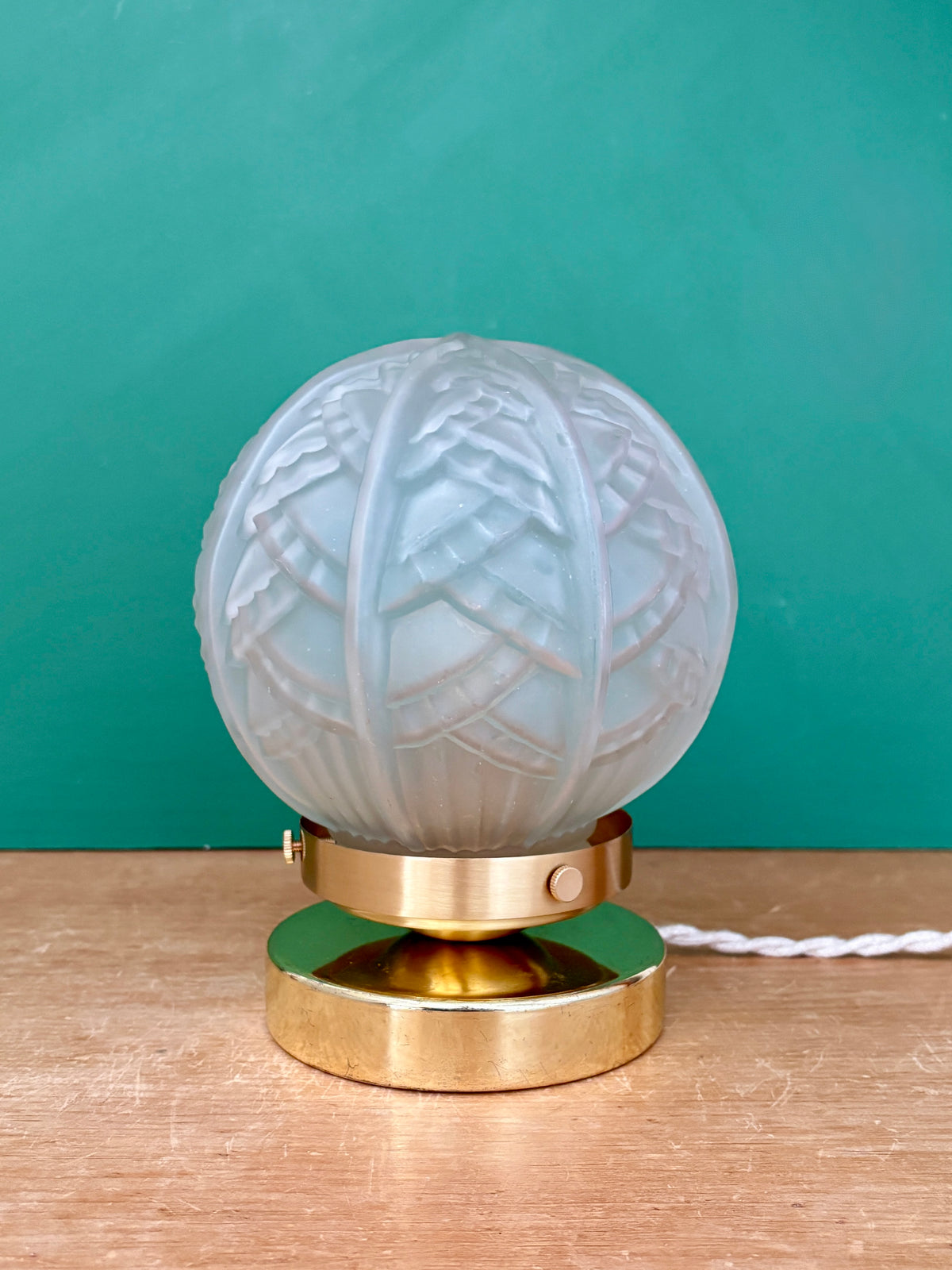 Lampe à poser globe vintage art déco en verre dépoli