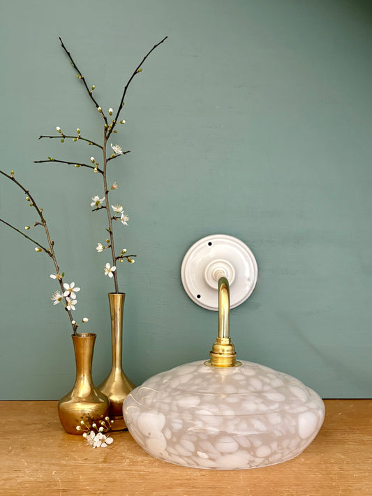 Applique coudée abat-jour vintage en verre de Clichy blanc