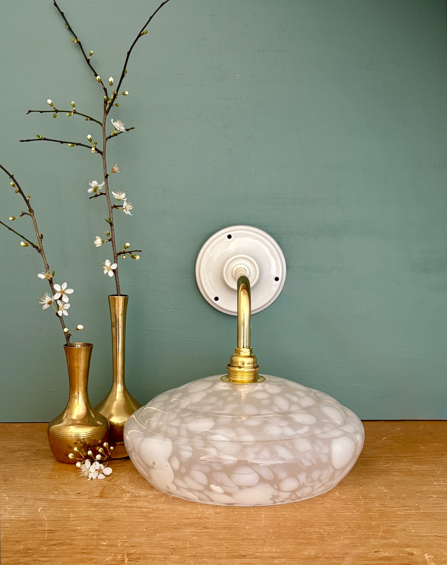 Applique coudée abat-jour vintage en verre de Clichy blanc