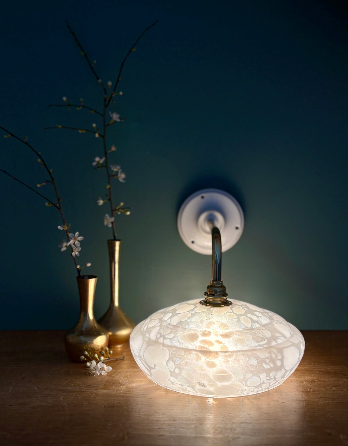 Applique coudée abat-jour vintage en verre de Clichy blanc