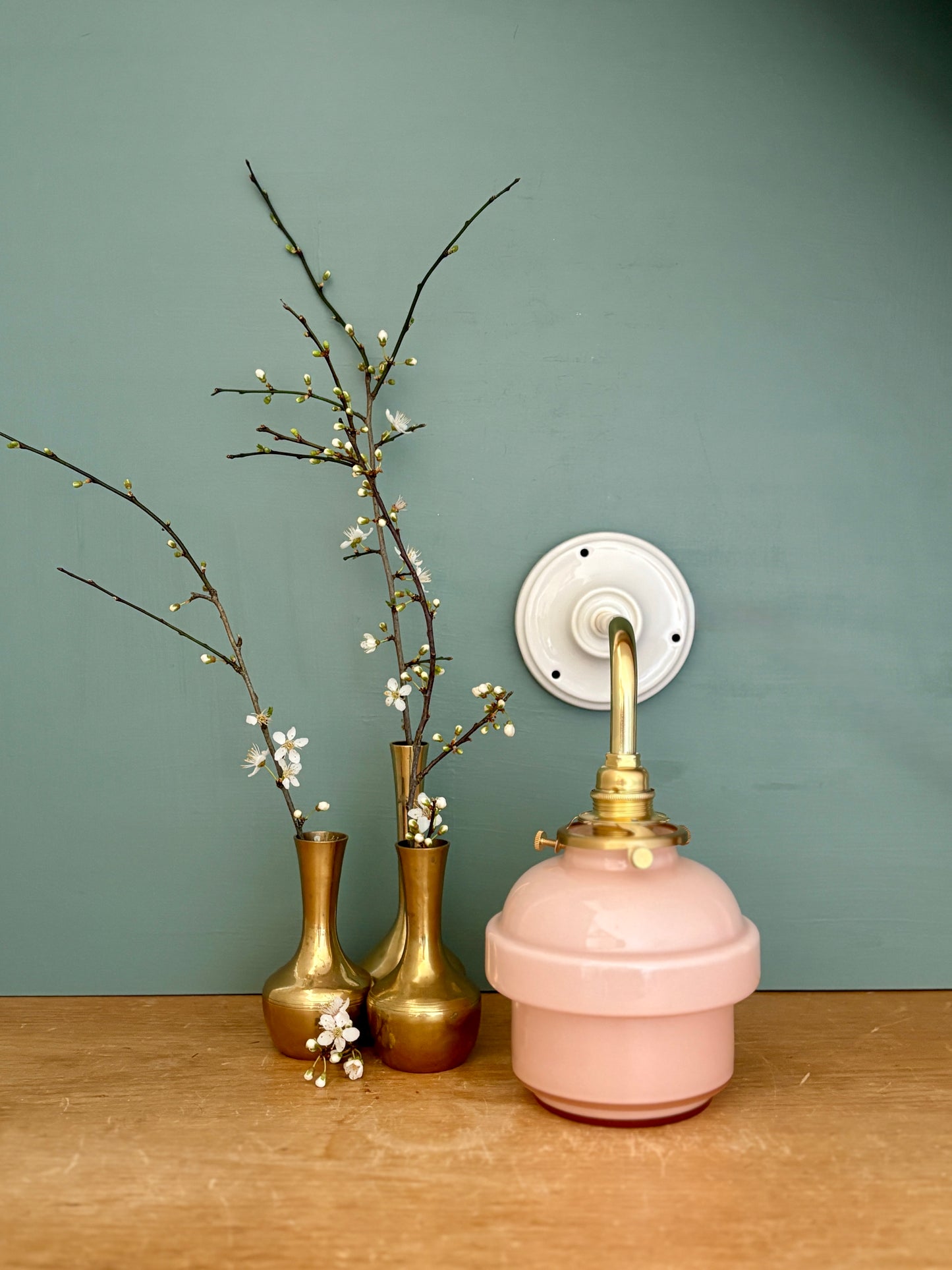 Applique coudée globe vintage en opaline rose