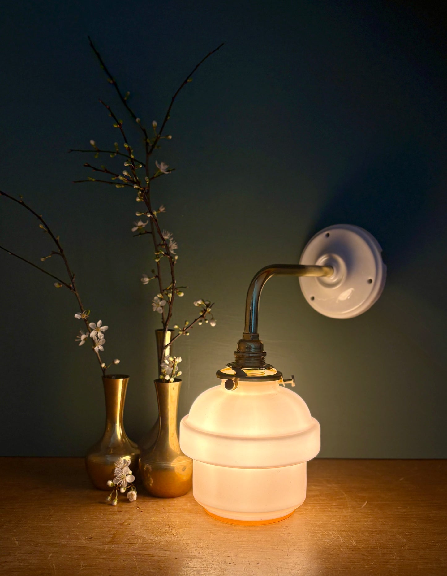 Applique coudée globe vintage en opaline rose