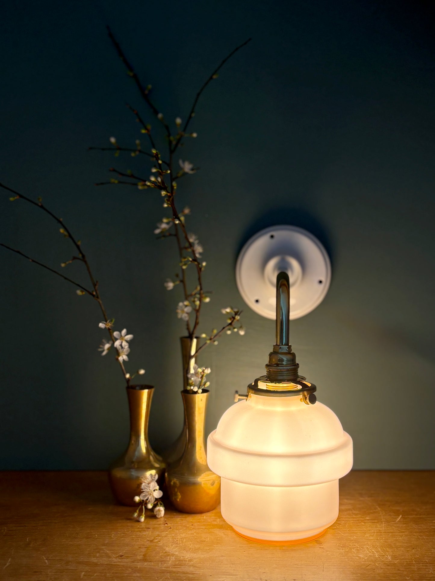 Applique coudée globe vintage en opaline rose