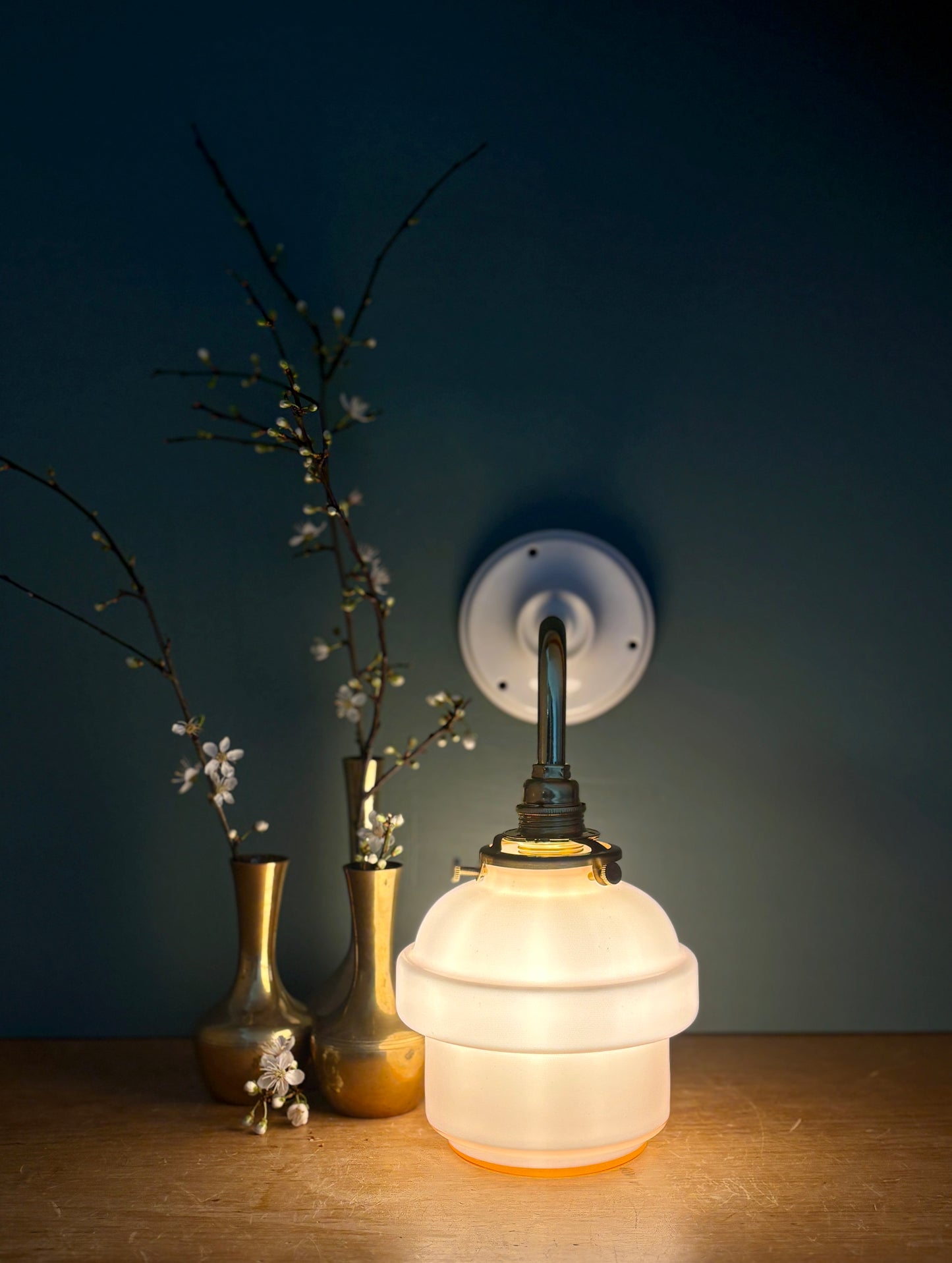 Applique coudée globe vintage en opaline rose