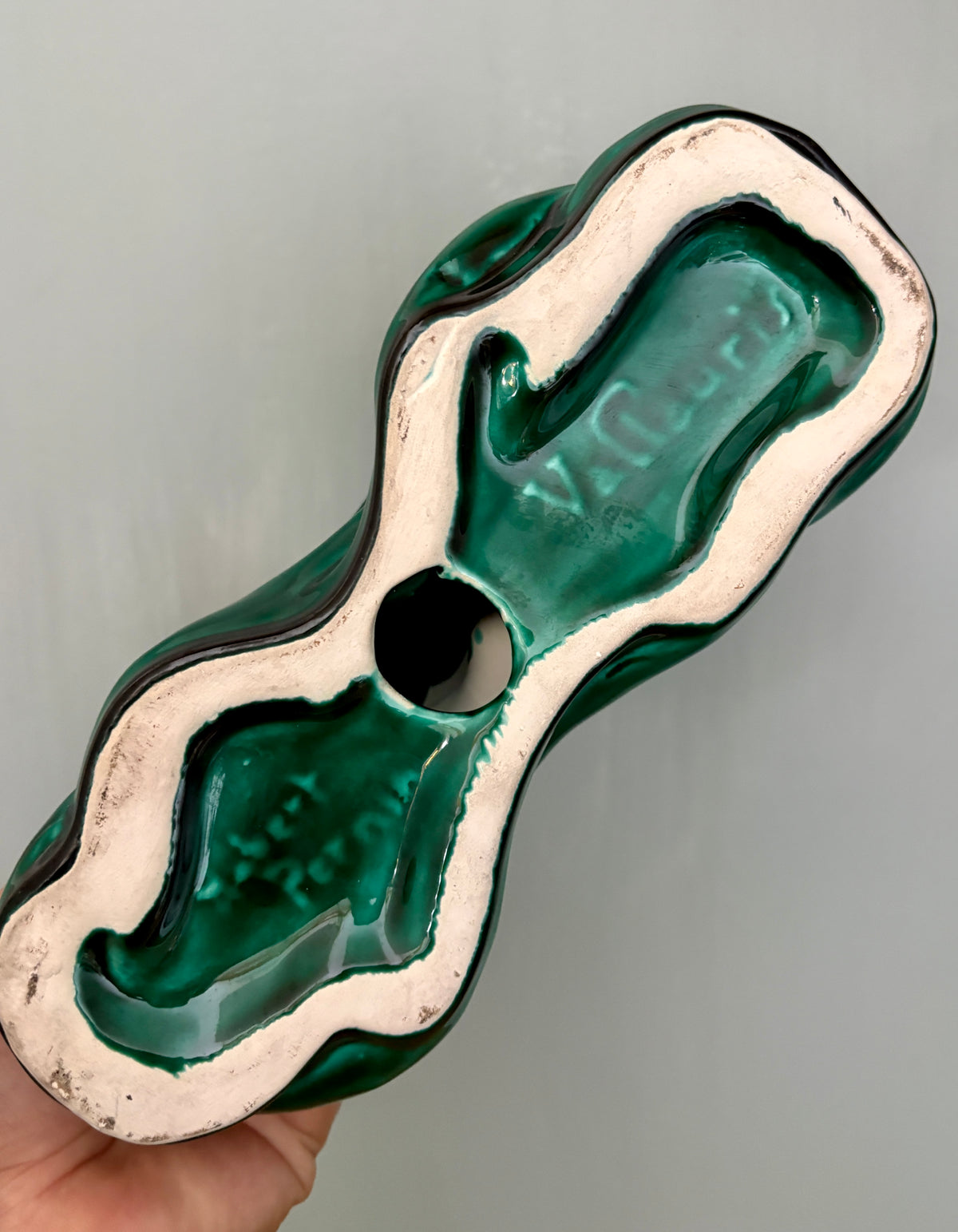 Paire de bougeoirs vintage en céramique verte signés Hubert Pernin, Vallauris