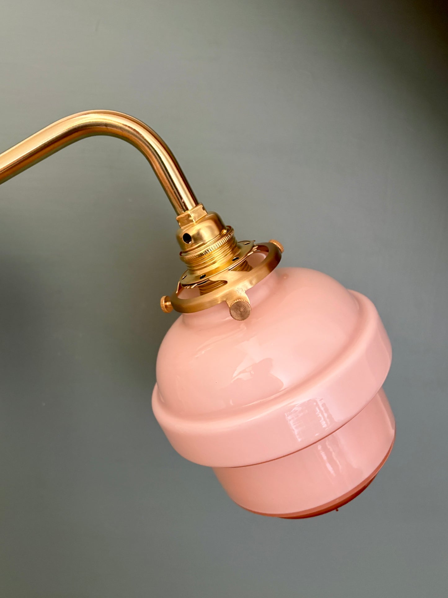 Applique coudée globe vintage en opaline rose