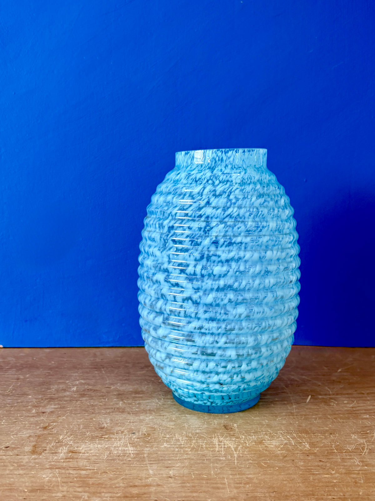 Vase vintage art déco, en verre de Clichy bleu