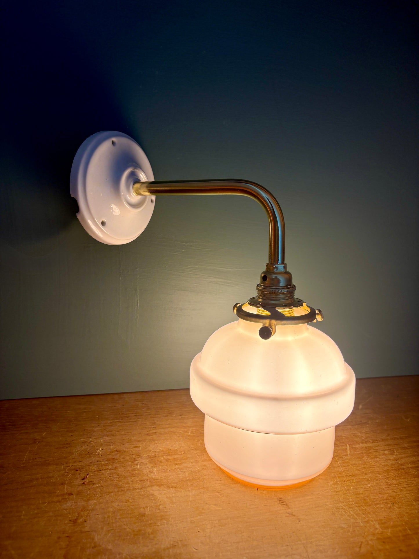 Applique coudée globe vintage en opaline rose