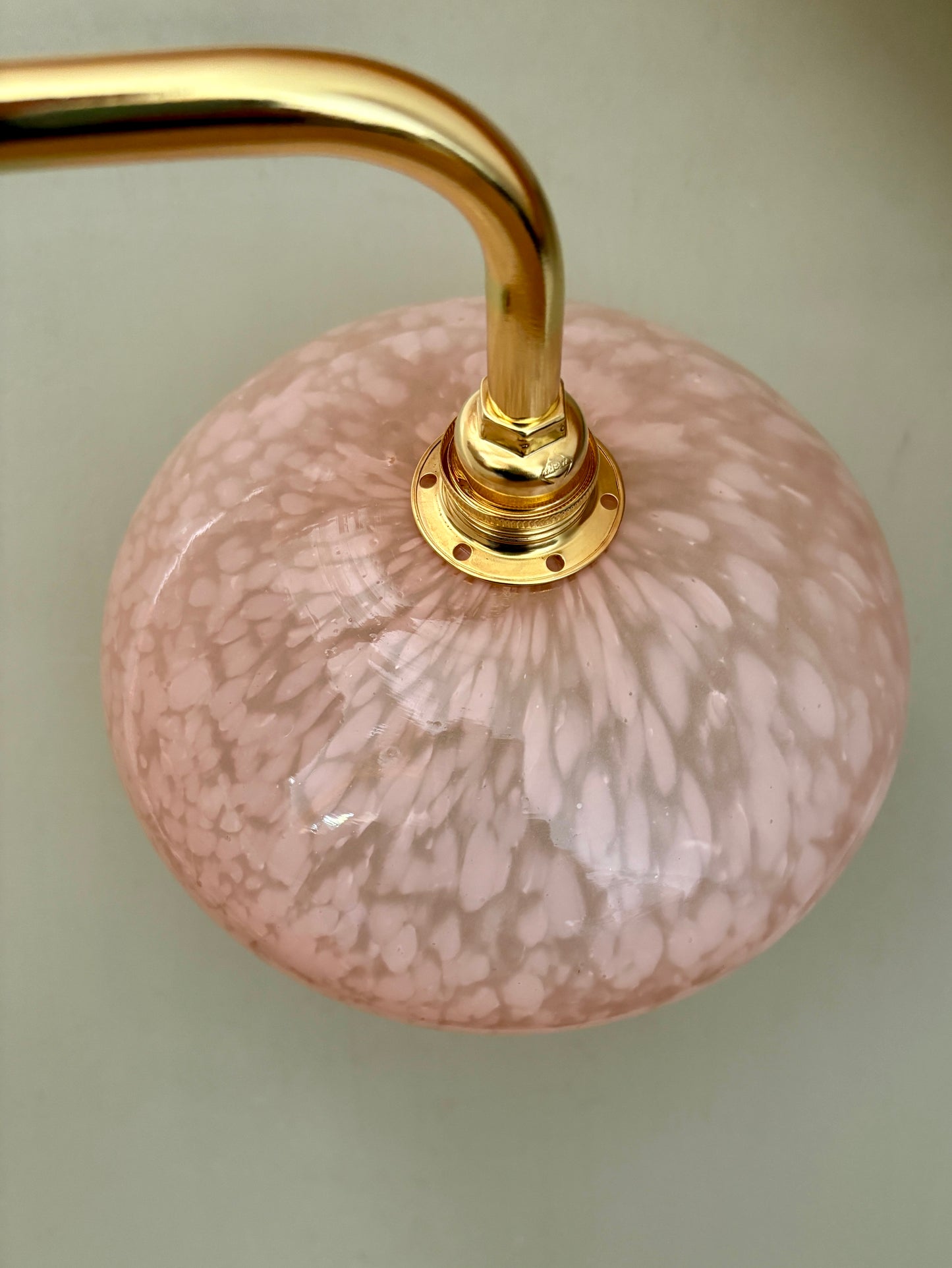 Applique abat-jour ancien en verre de Clichy rose