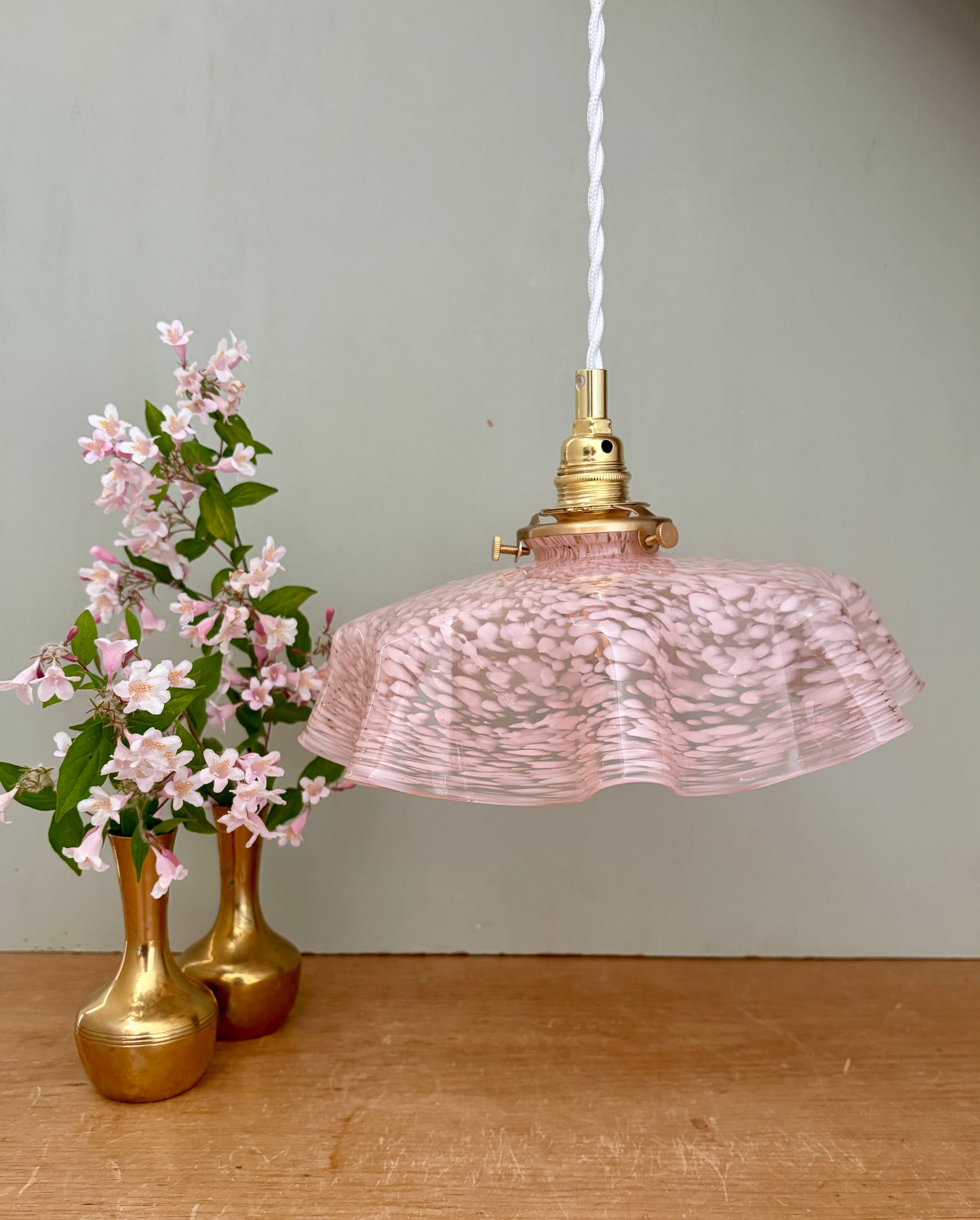 Suspension abat-jour ancien en verre de Clichy rose