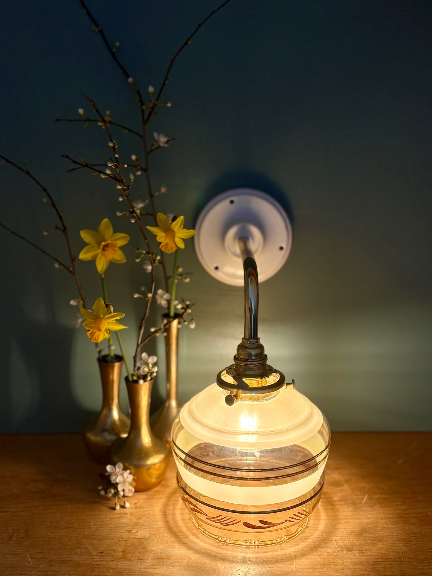 Applique coudée globe vintage en verre jaune et doré