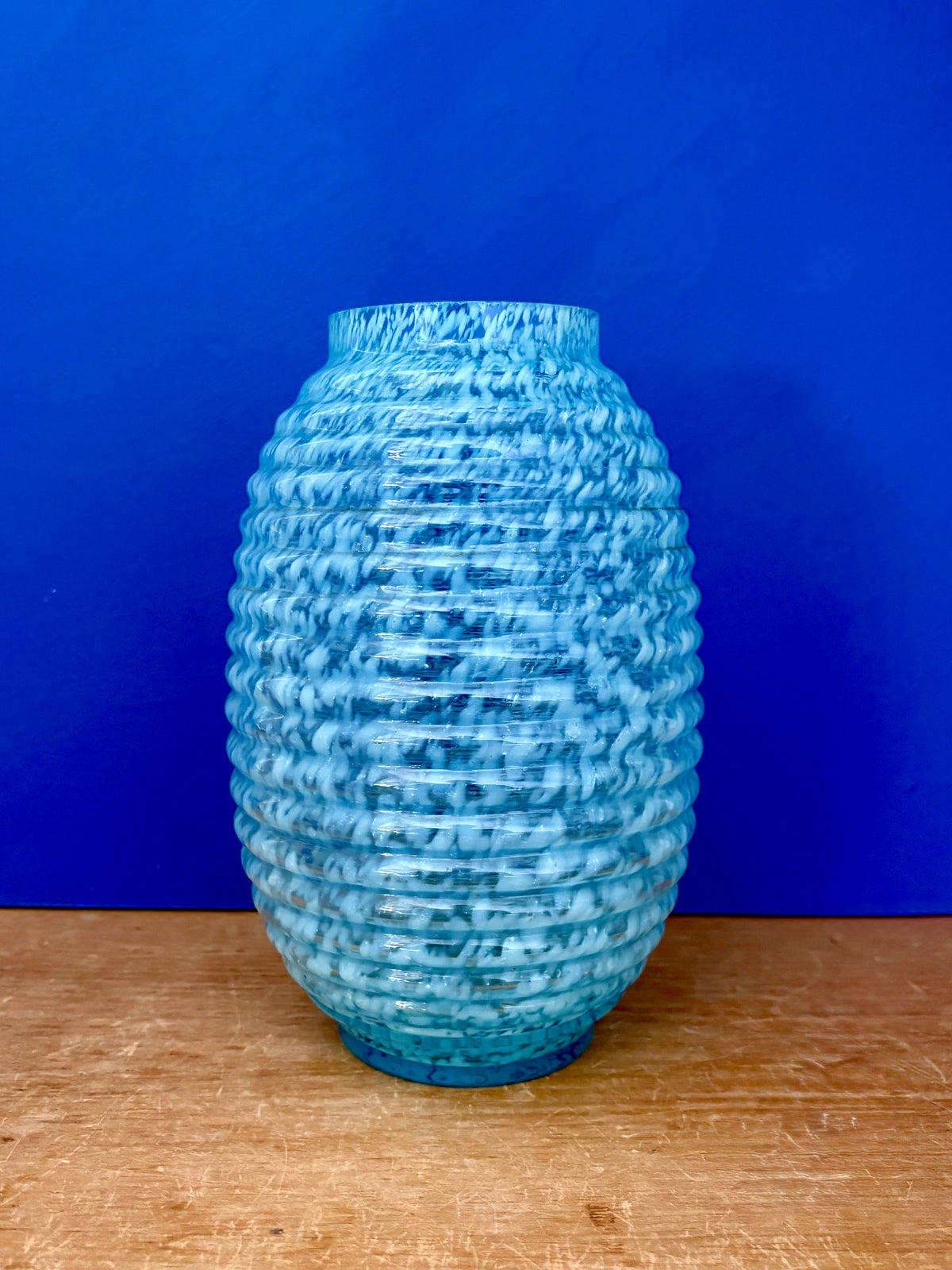 Vase vintage art déco, en verre de Clichy bleu