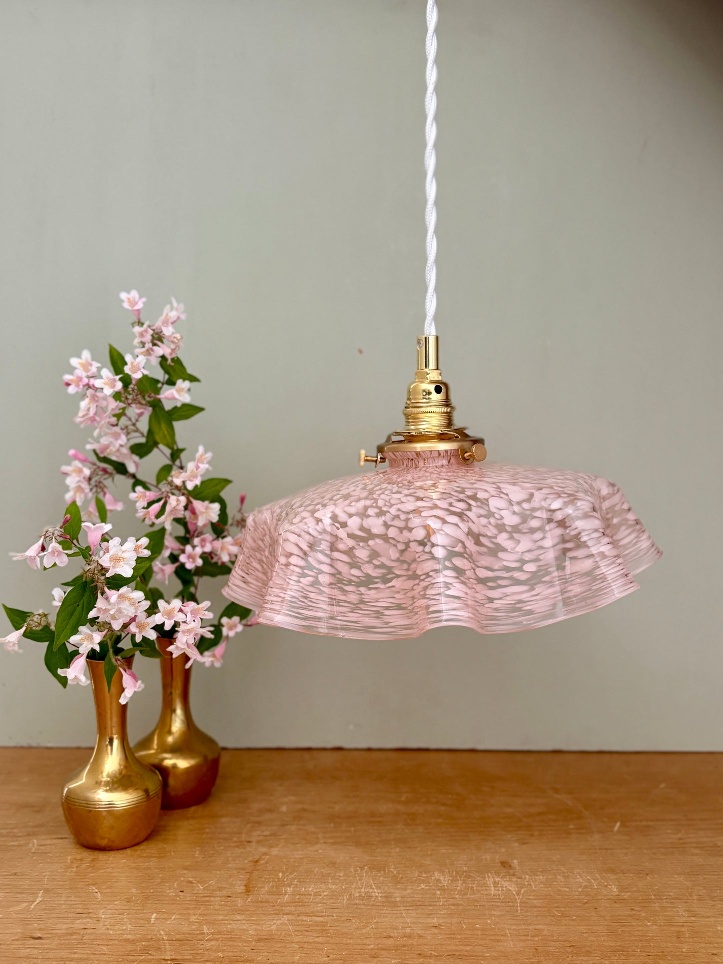 Suspension abat-jour ancien en verre de Clichy rose