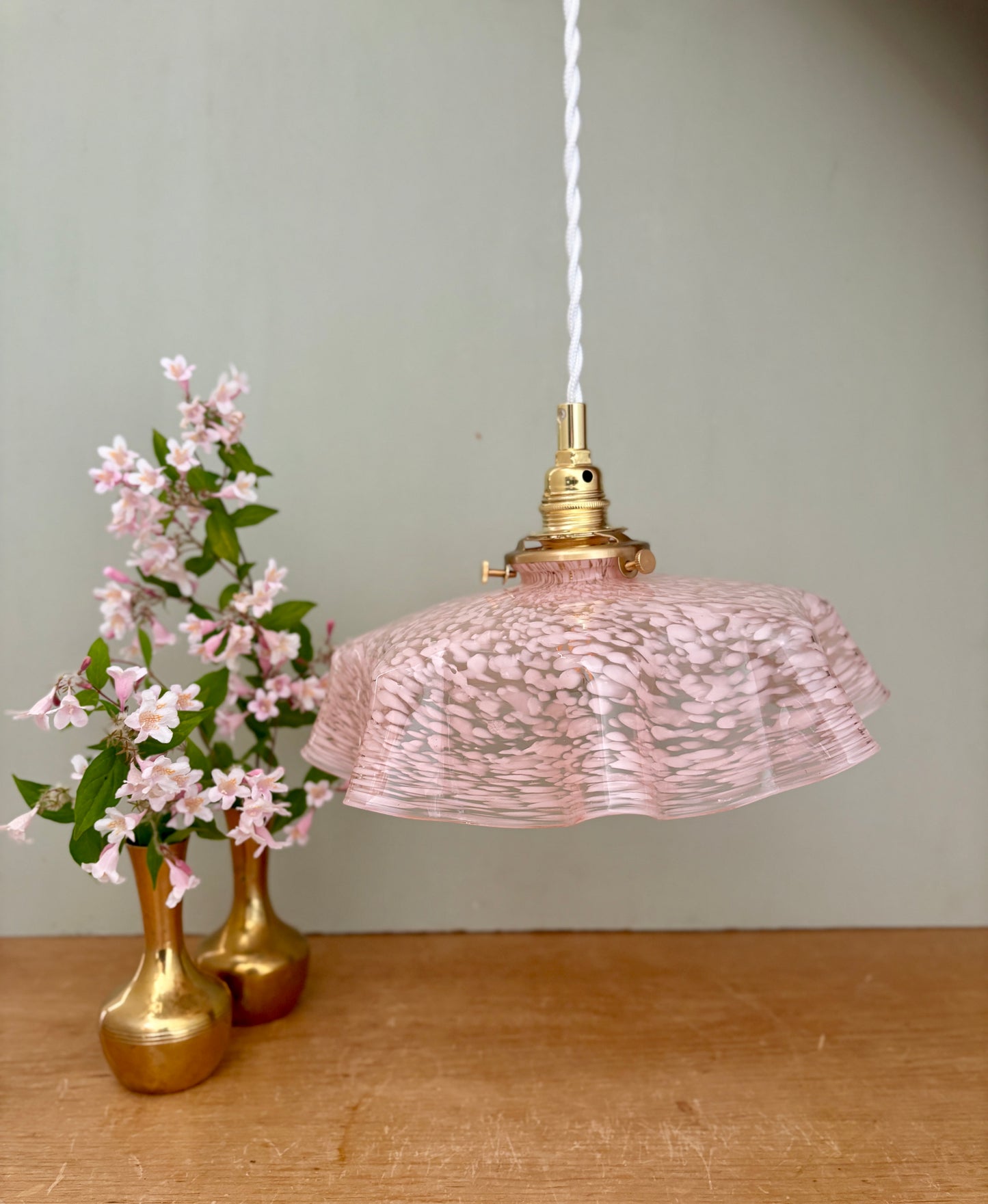 Suspension abat-jour ancien en verre de Clichy rose