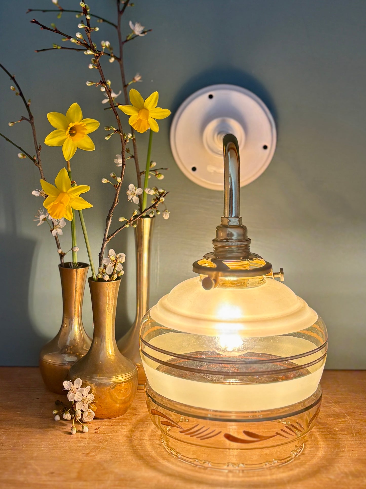 Applique coudée globe vintage en verre jaune et doré