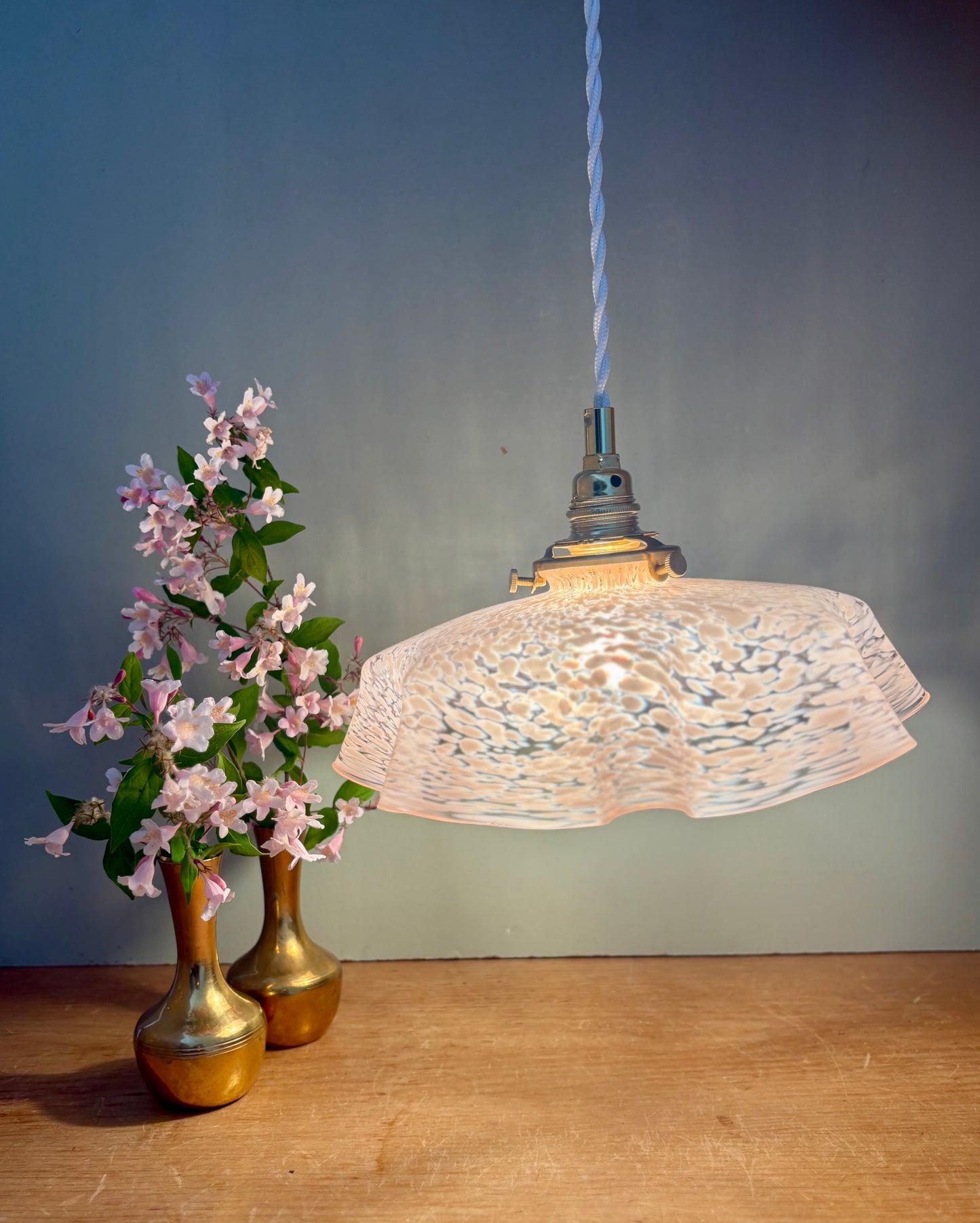 Suspension abat-jour ancien en verre de Clichy rose