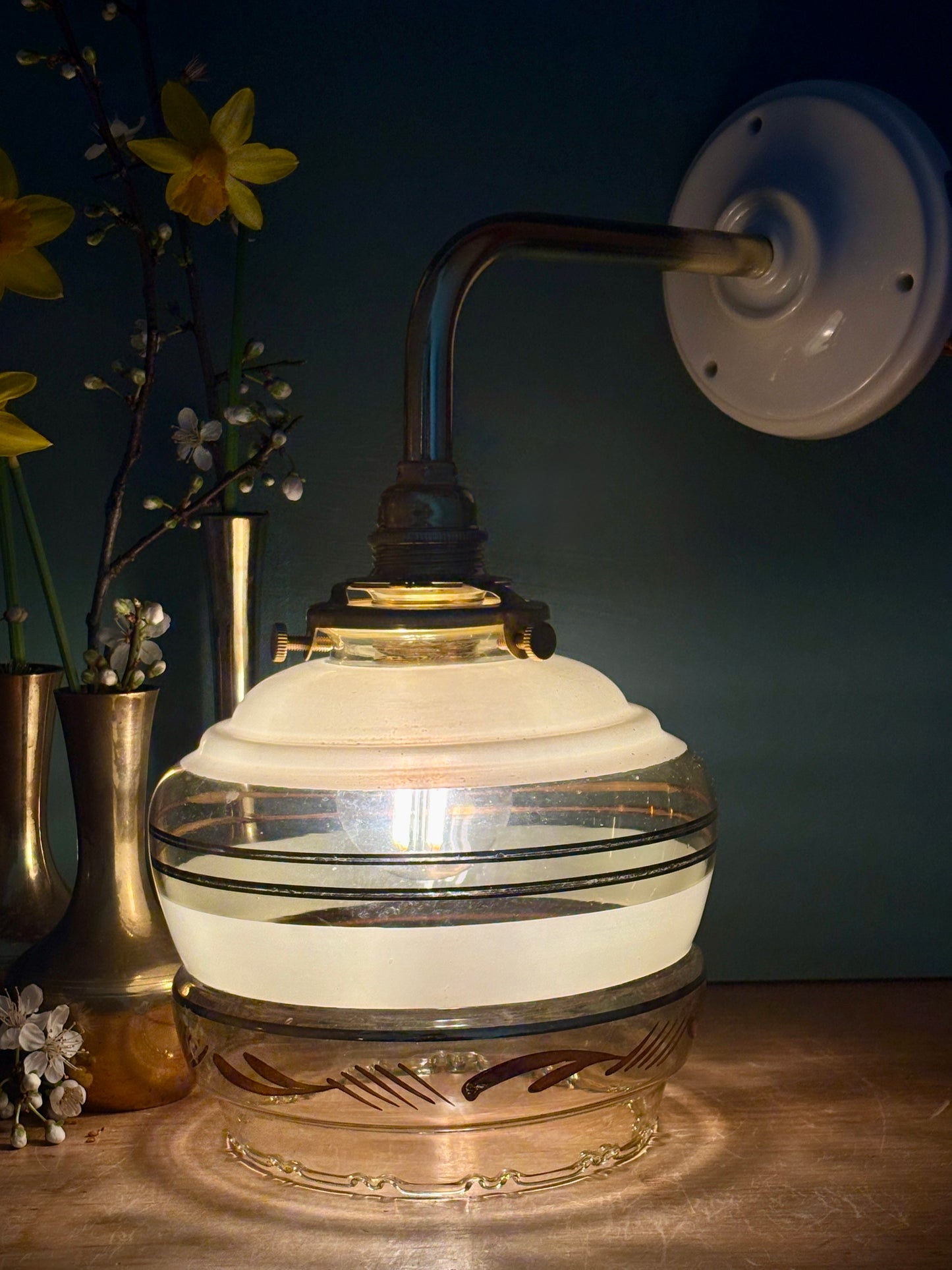 Applique coudée globe vintage en verre jaune et doré