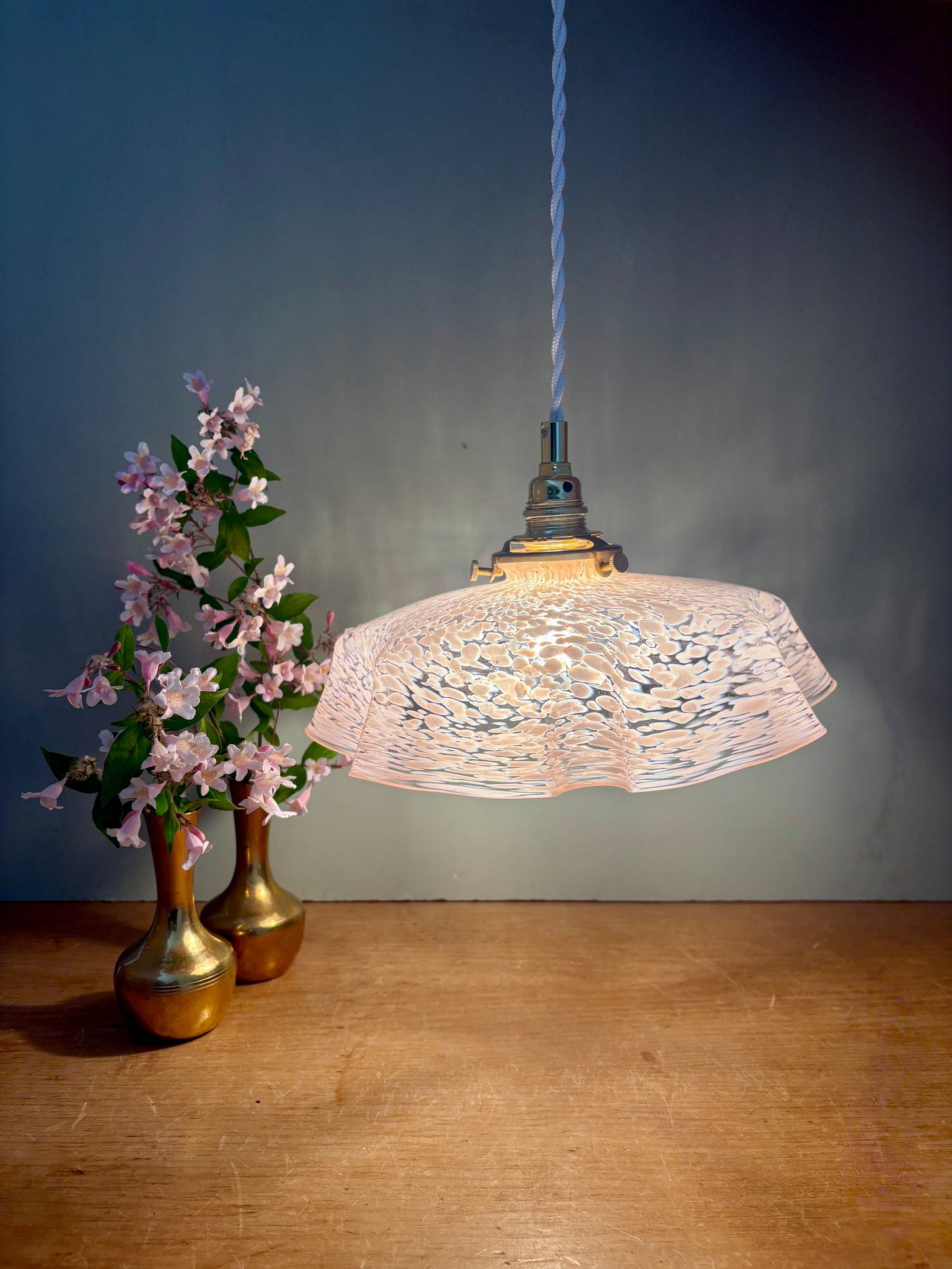 Suspension abat-jour ancien en verre de Clichy rose