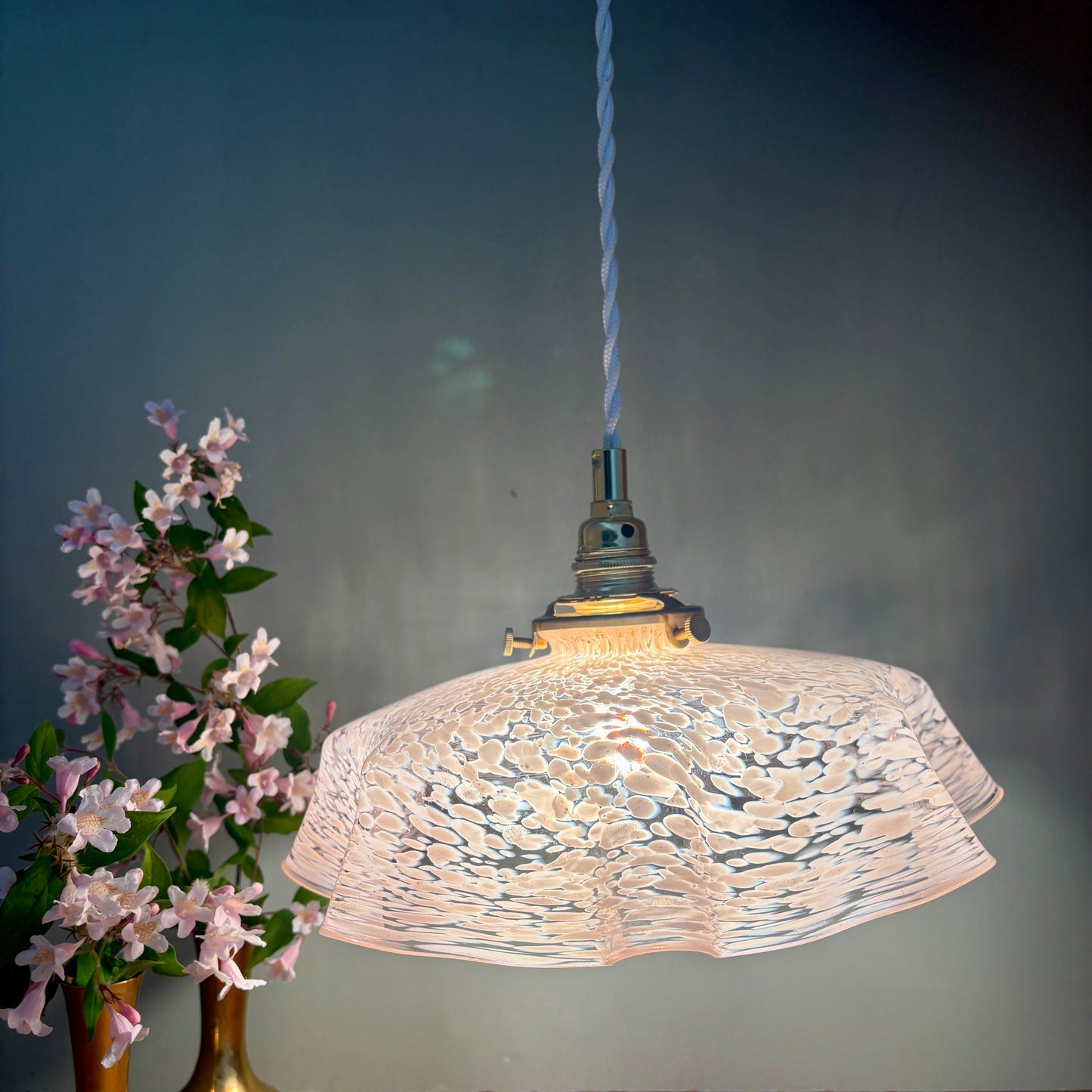 Suspension abat-jour ancien en verre de Clichy rose