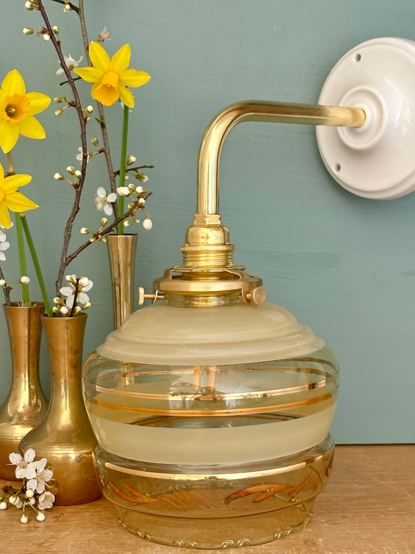 Applique coudée globe vintage en verre jaune et doré