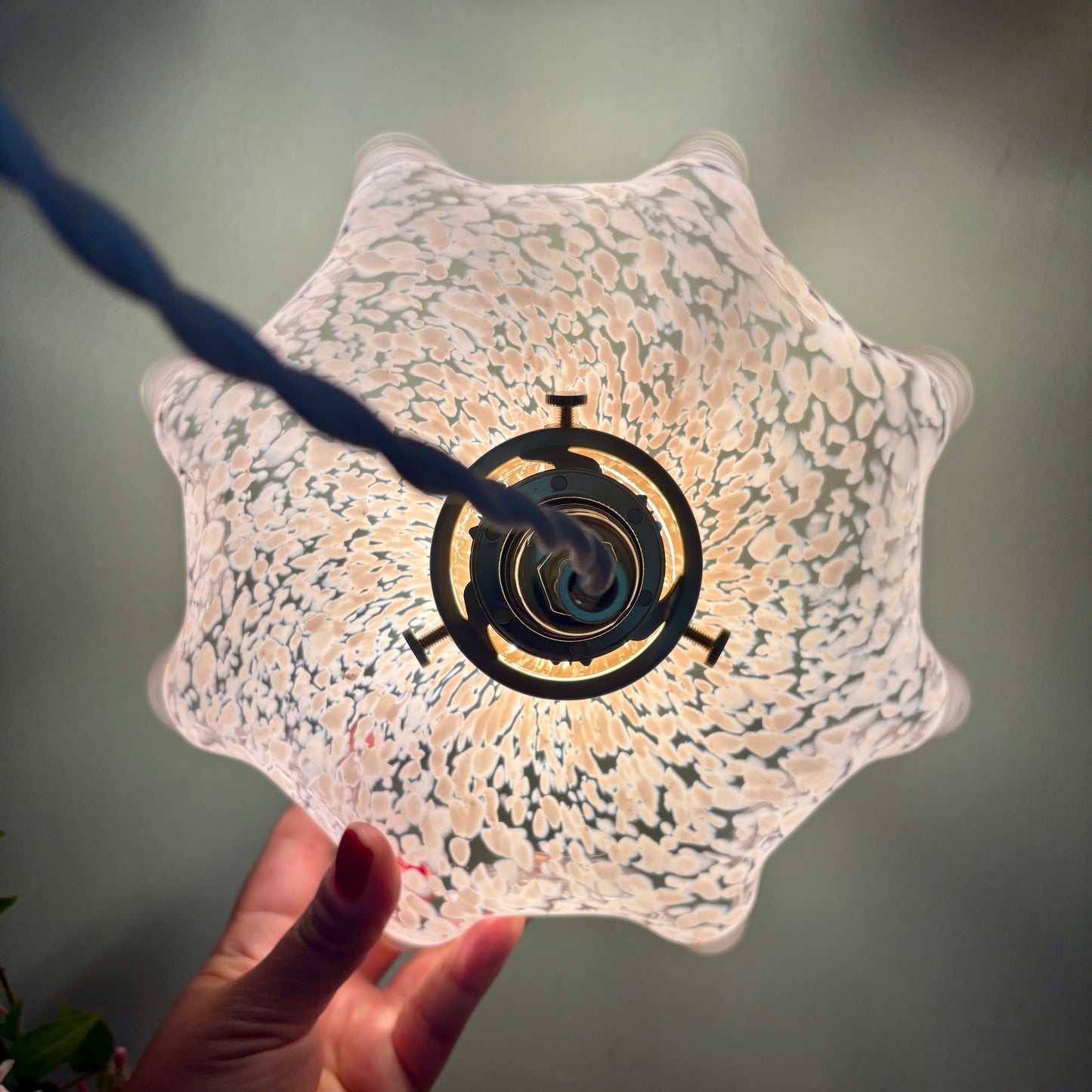 Suspension abat-jour ancien en verre de Clichy rose