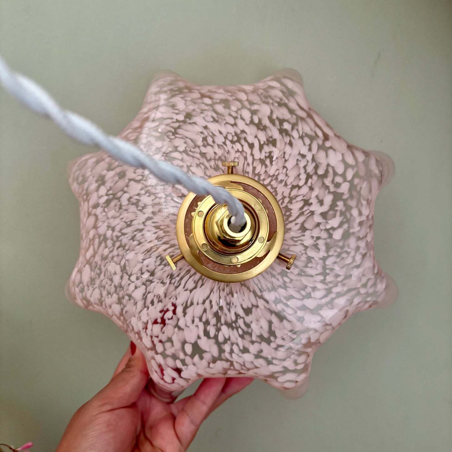 Suspension abat-jour ancien en verre de Clichy rose