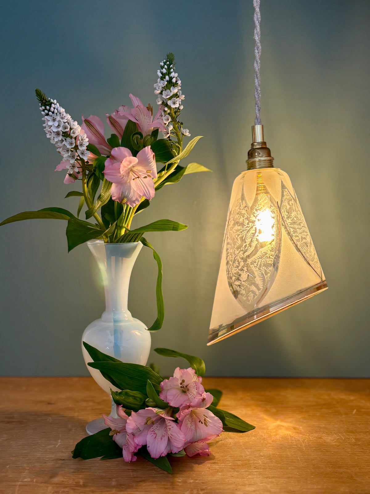 Suspension tulipe vintage art déco en verre transparent, blanc et doré