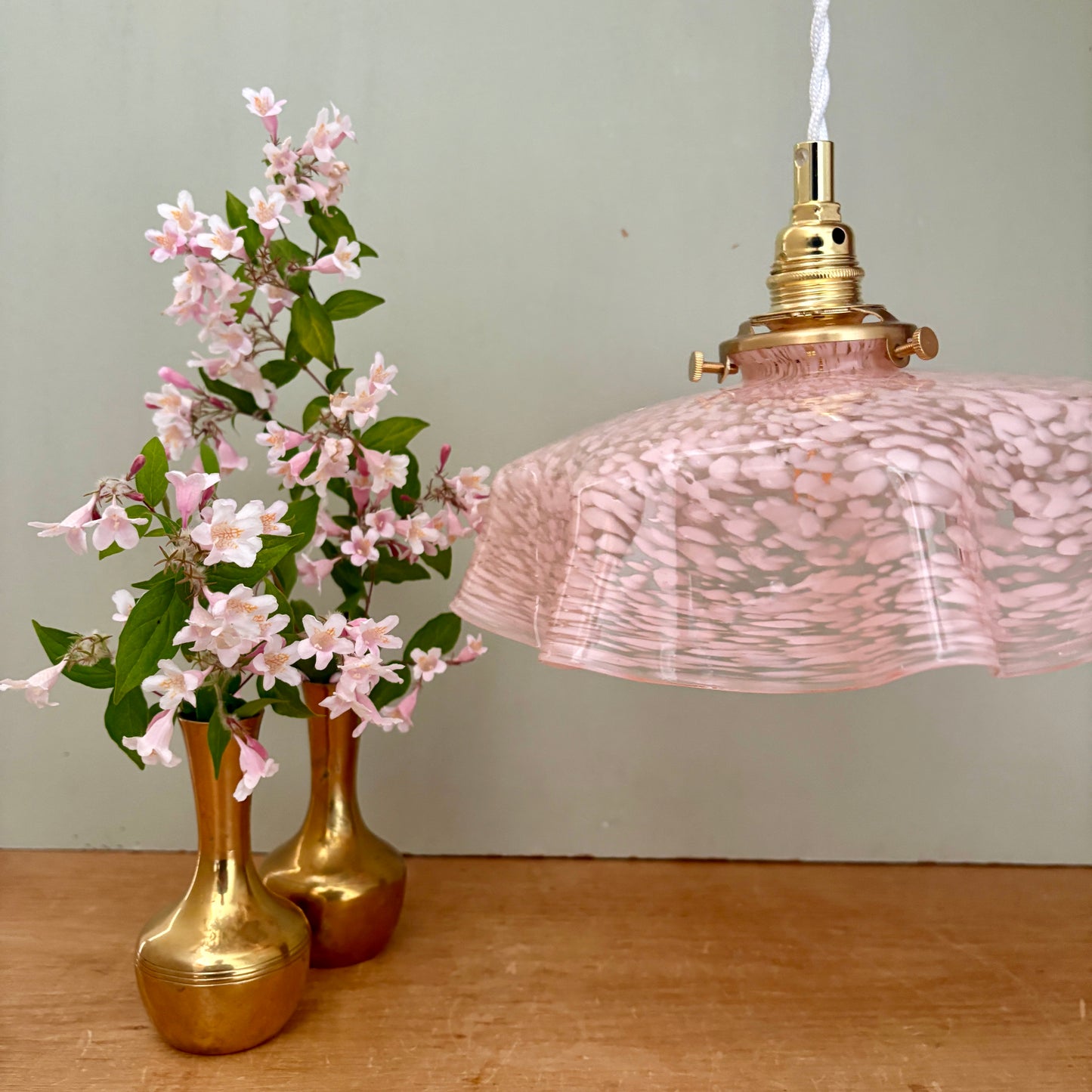 Suspension abat-jour ancien en verre de Clichy rose