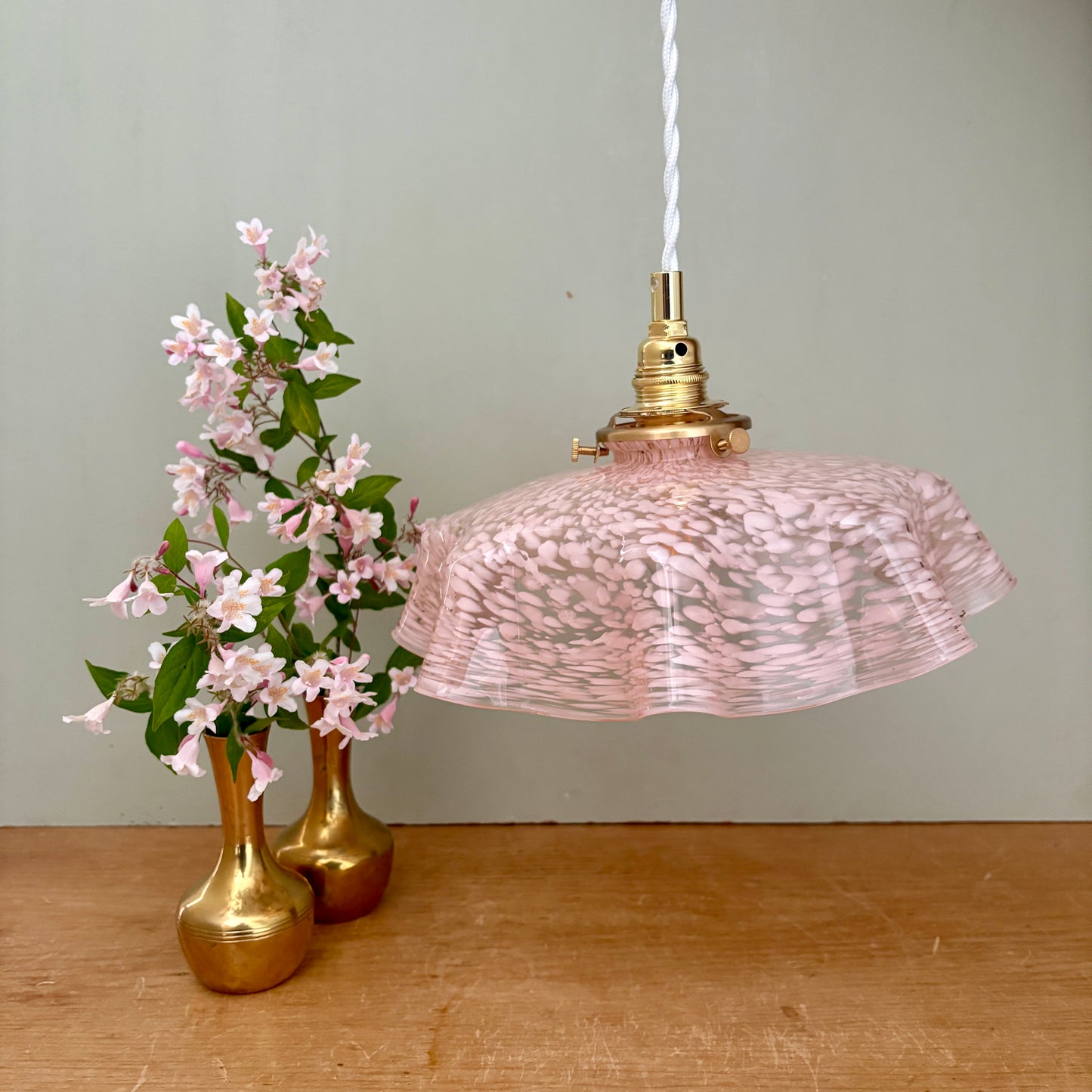 Suspension abat-jour ancien en verre de Clichy rose