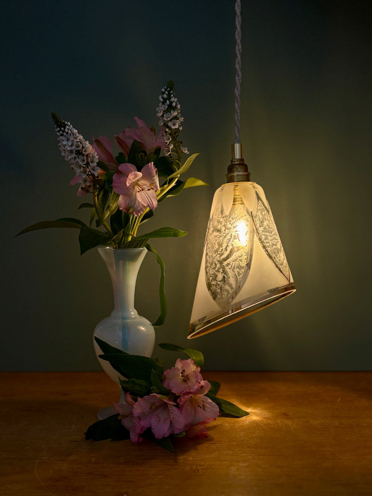 Suspension tulipe vintage art déco en verre transparent, blanc et doré