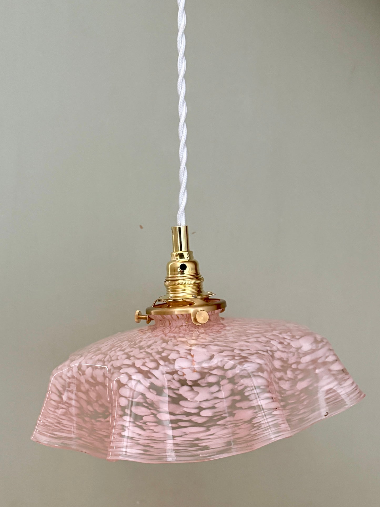 Suspension abat-jour ancien en verre de Clichy rose