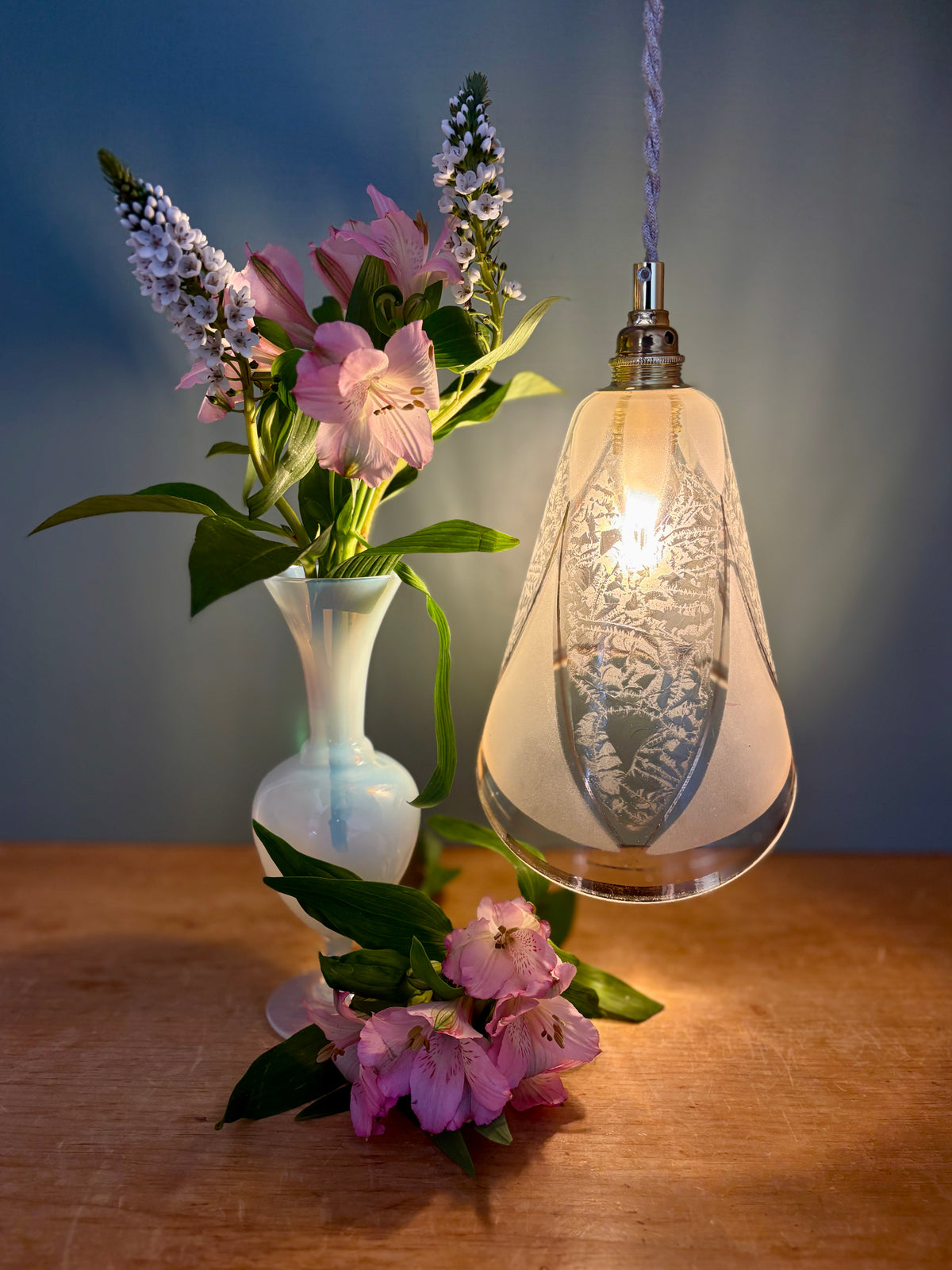 Suspension tulipe vintage art déco en verre transparent, blanc et doré