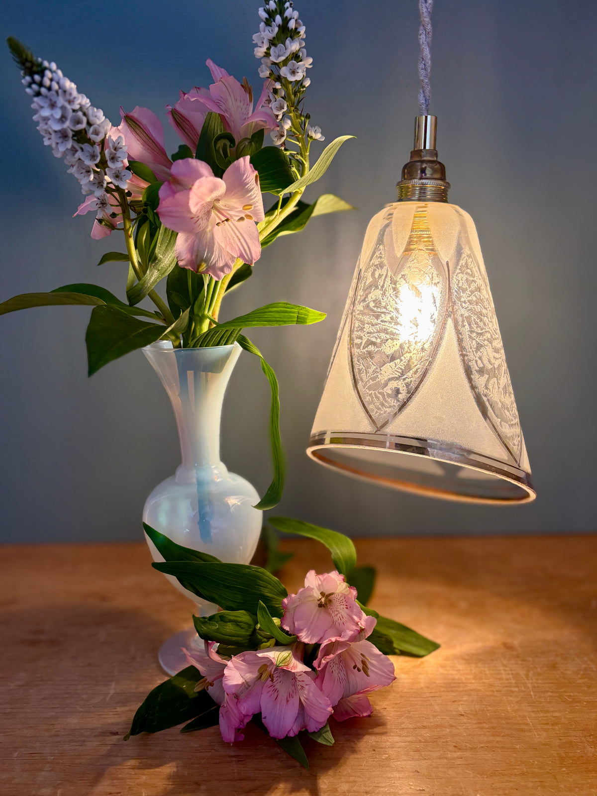 Suspension tulipe vintage art déco en verre transparent, blanc et doré