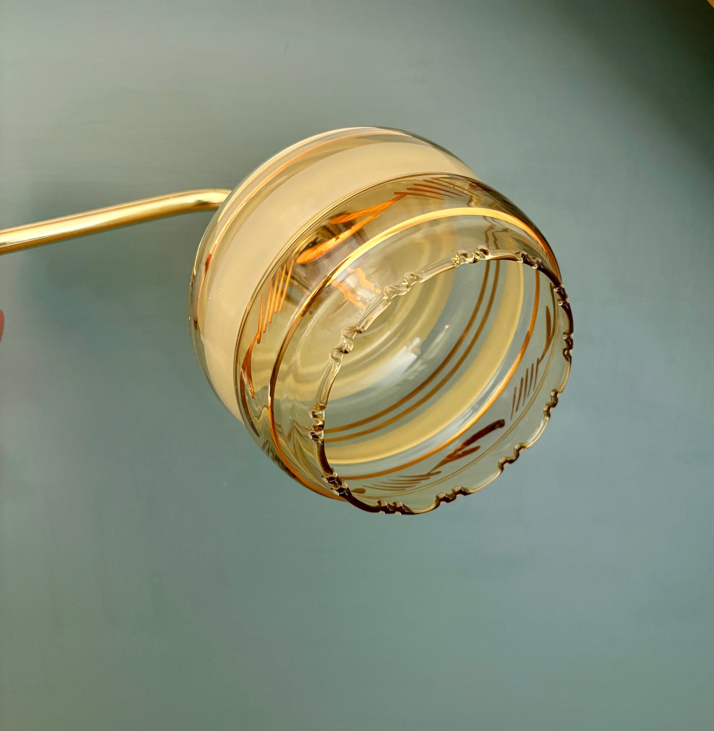 Applique coudée globe vintage en verre jaune et doré