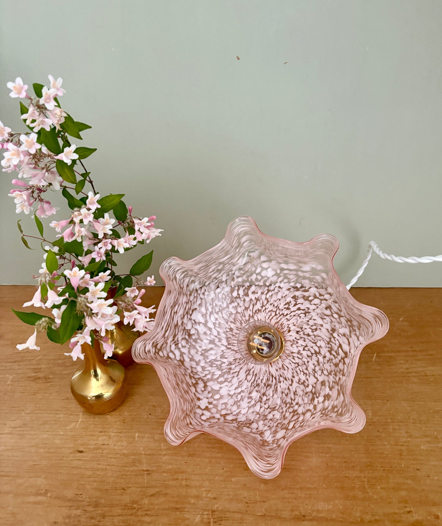 Suspension abat-jour ancien en verre de Clichy rose