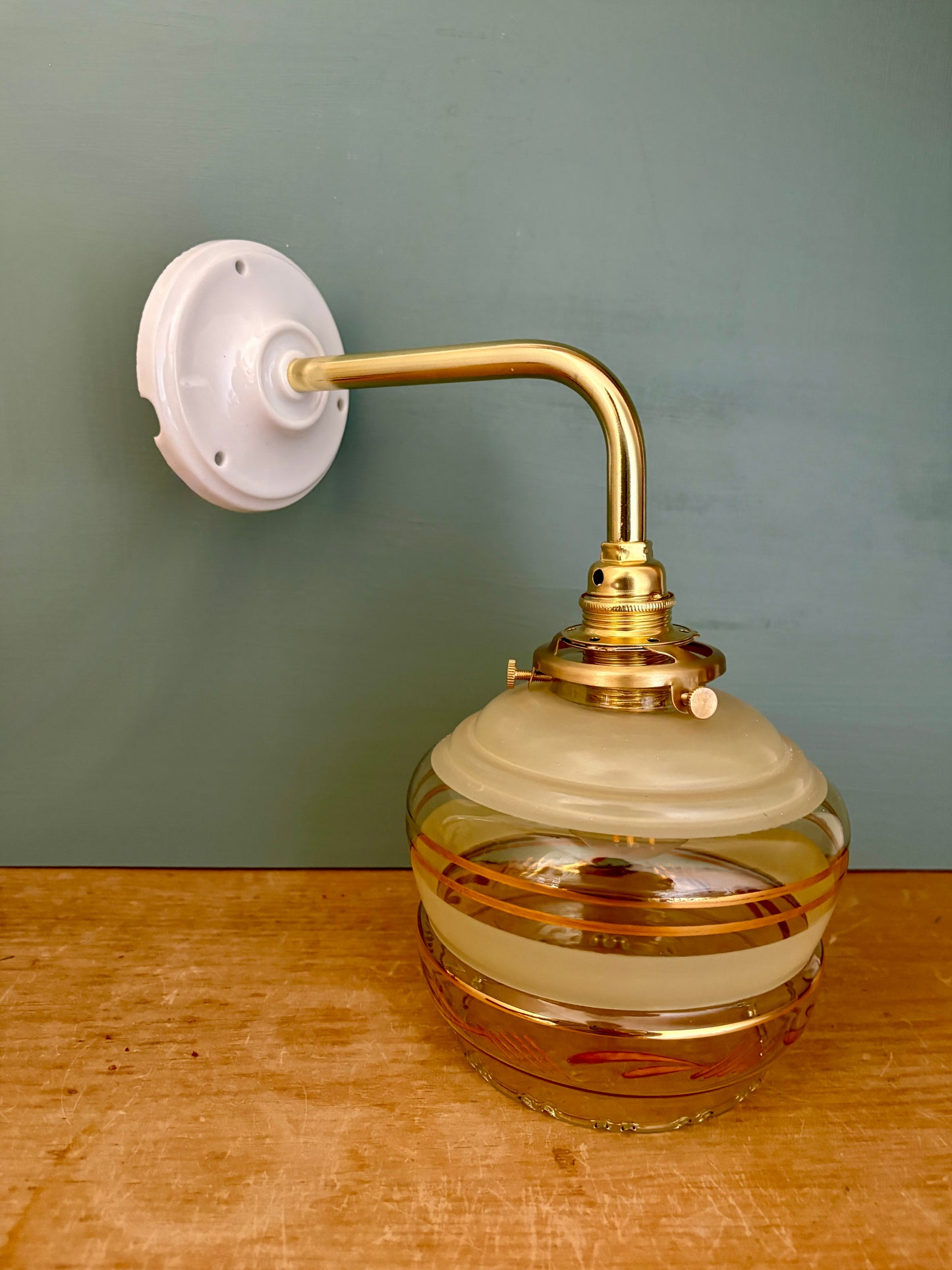 Applique coudée globe vintage en verre jaune et doré