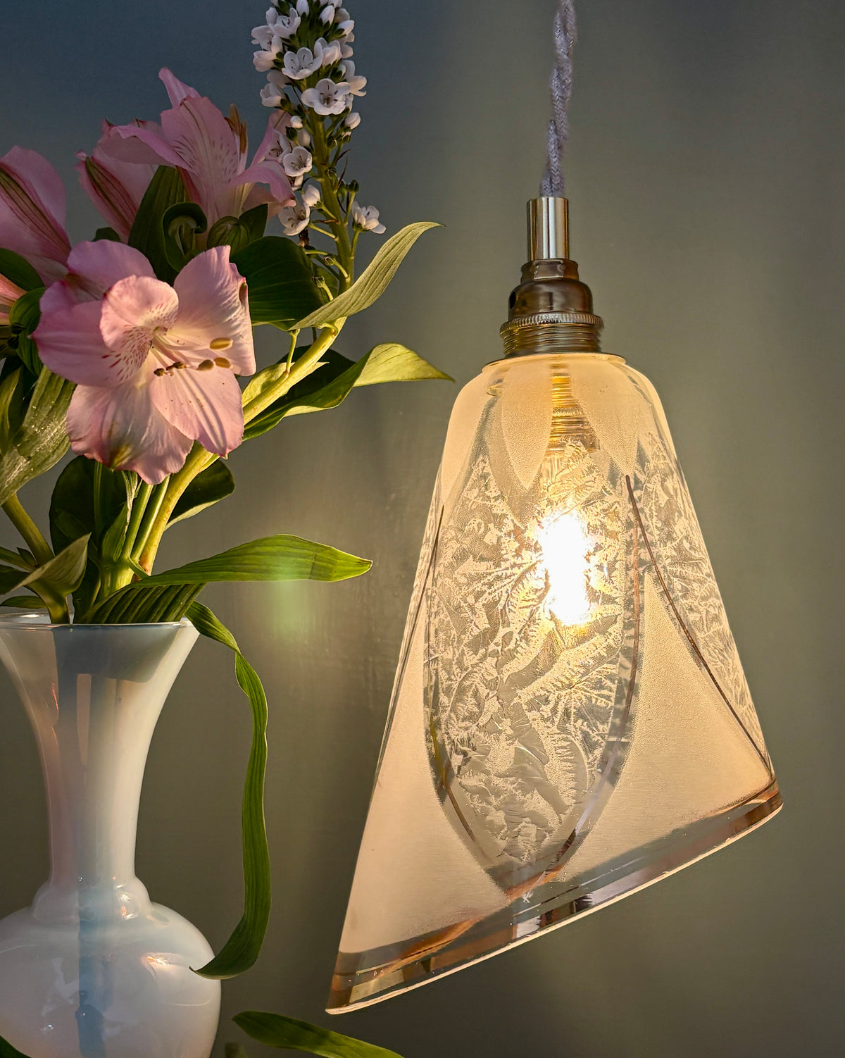 Suspension tulipe vintage art déco en verre transparent, blanc et doré