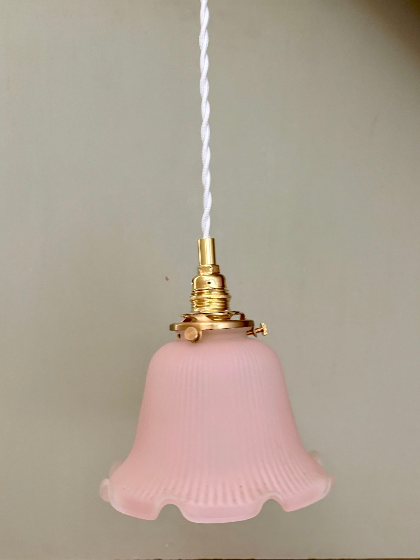 Suspension abat-jour vintage en verre dépoli rose