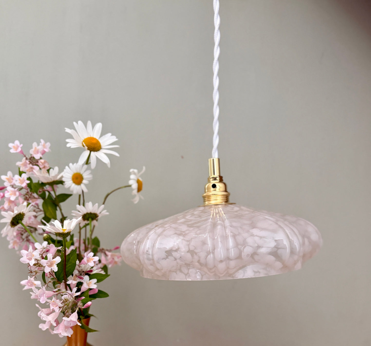 Suspension abat-jour vintage art déco en verre de Clichy blanc