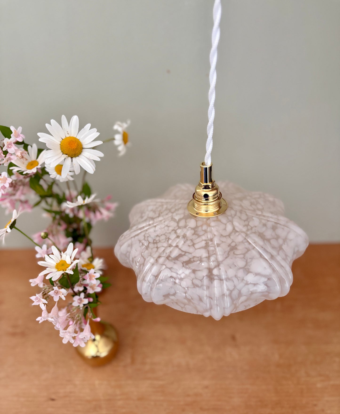 Suspension abat-jour vintage art déco en verre de Clichy blanc