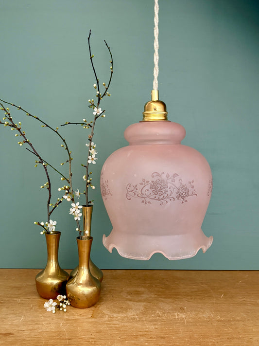Suspension globe vintage en verre dépoli rose