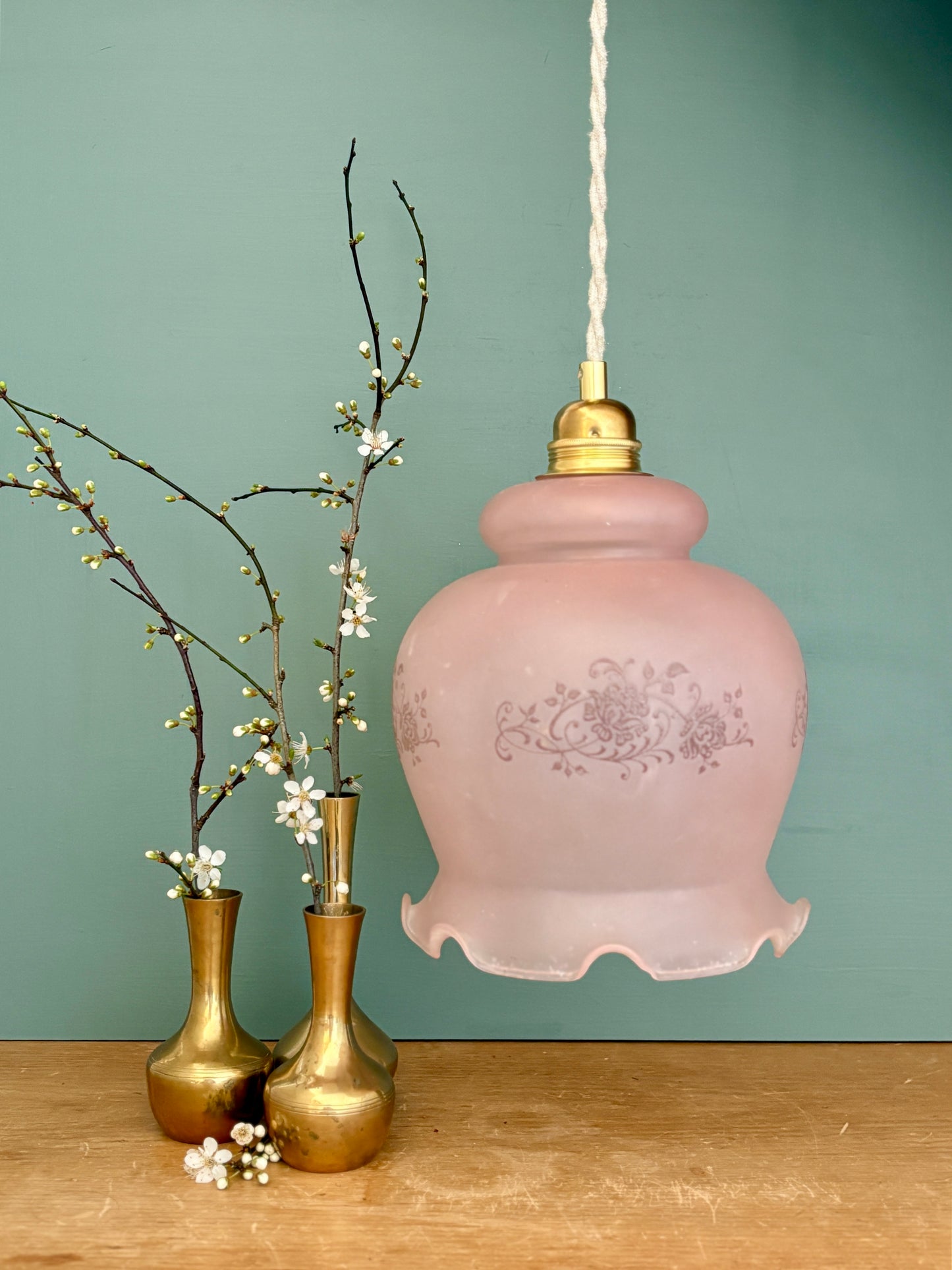 Suspension globe vintage en verre dépoli rose