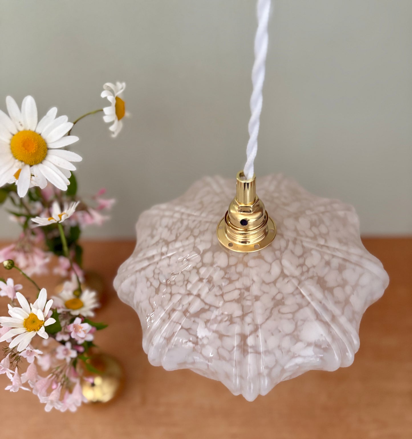 Suspension abat-jour vintage art déco en verre de Clichy blanc