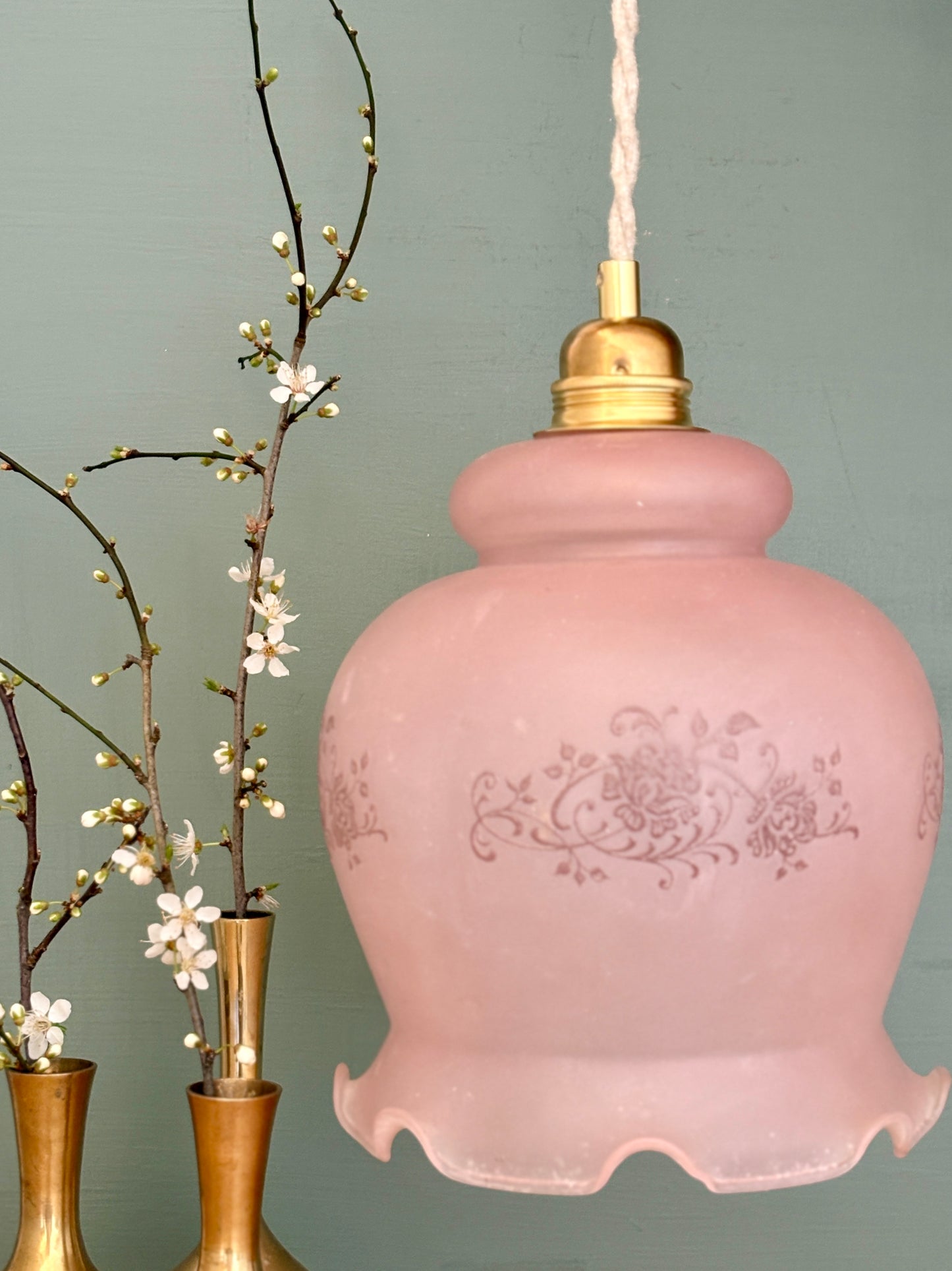 Suspension globe vintage en verre dépoli rose