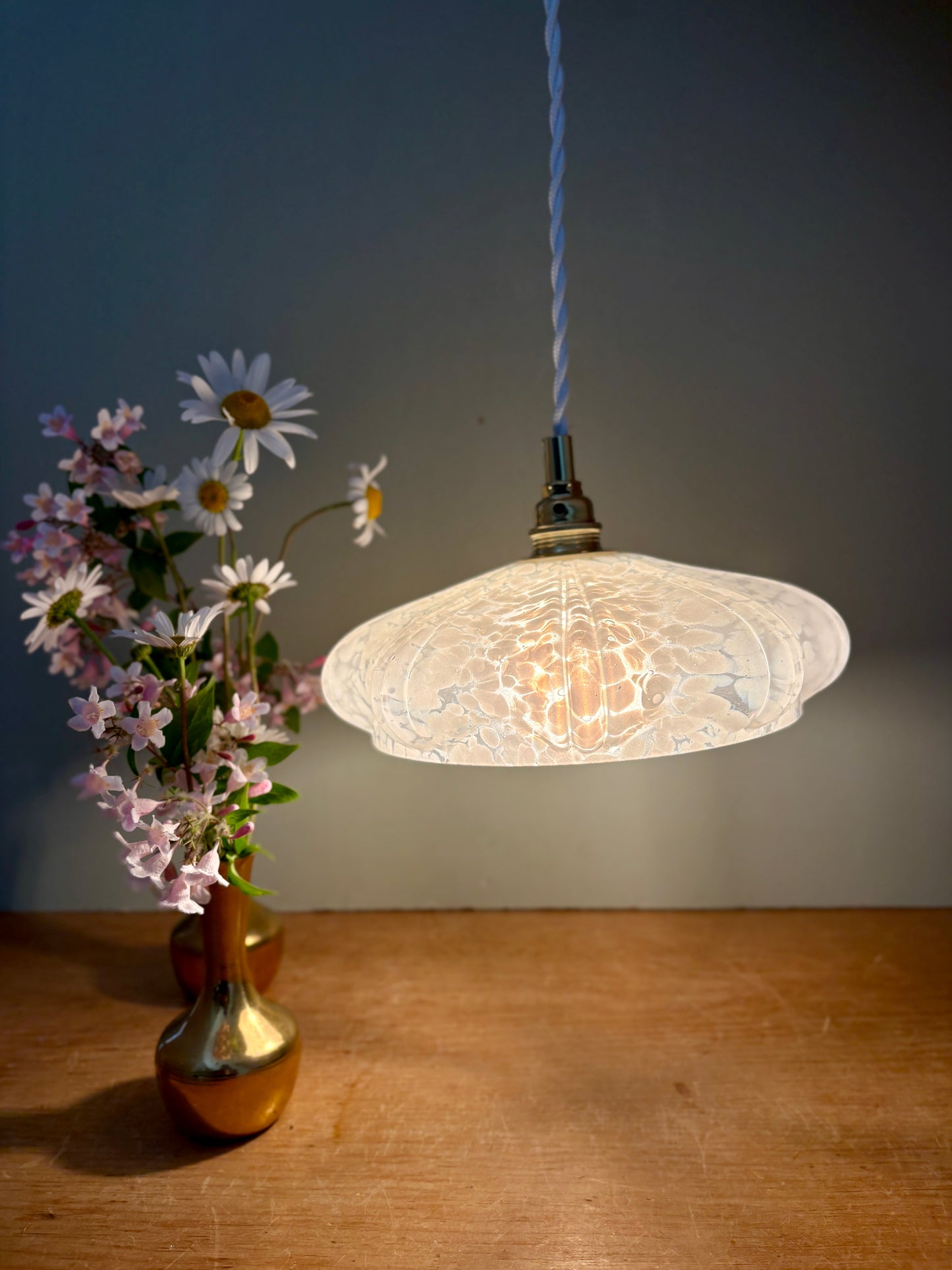 Suspension abat-jour vintage art déco en verre de Clichy blanc