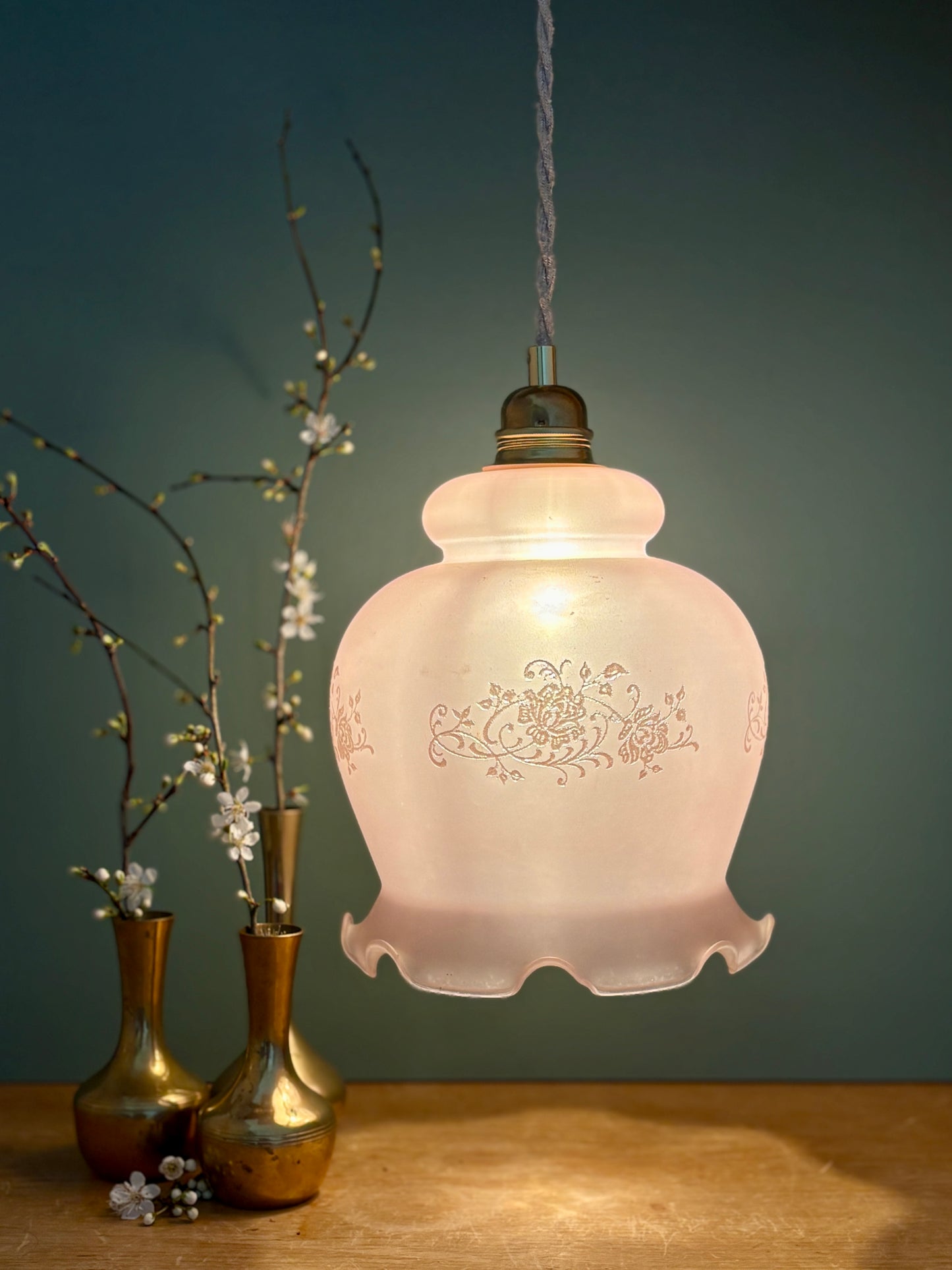 Suspension globe vintage en verre dépoli rose