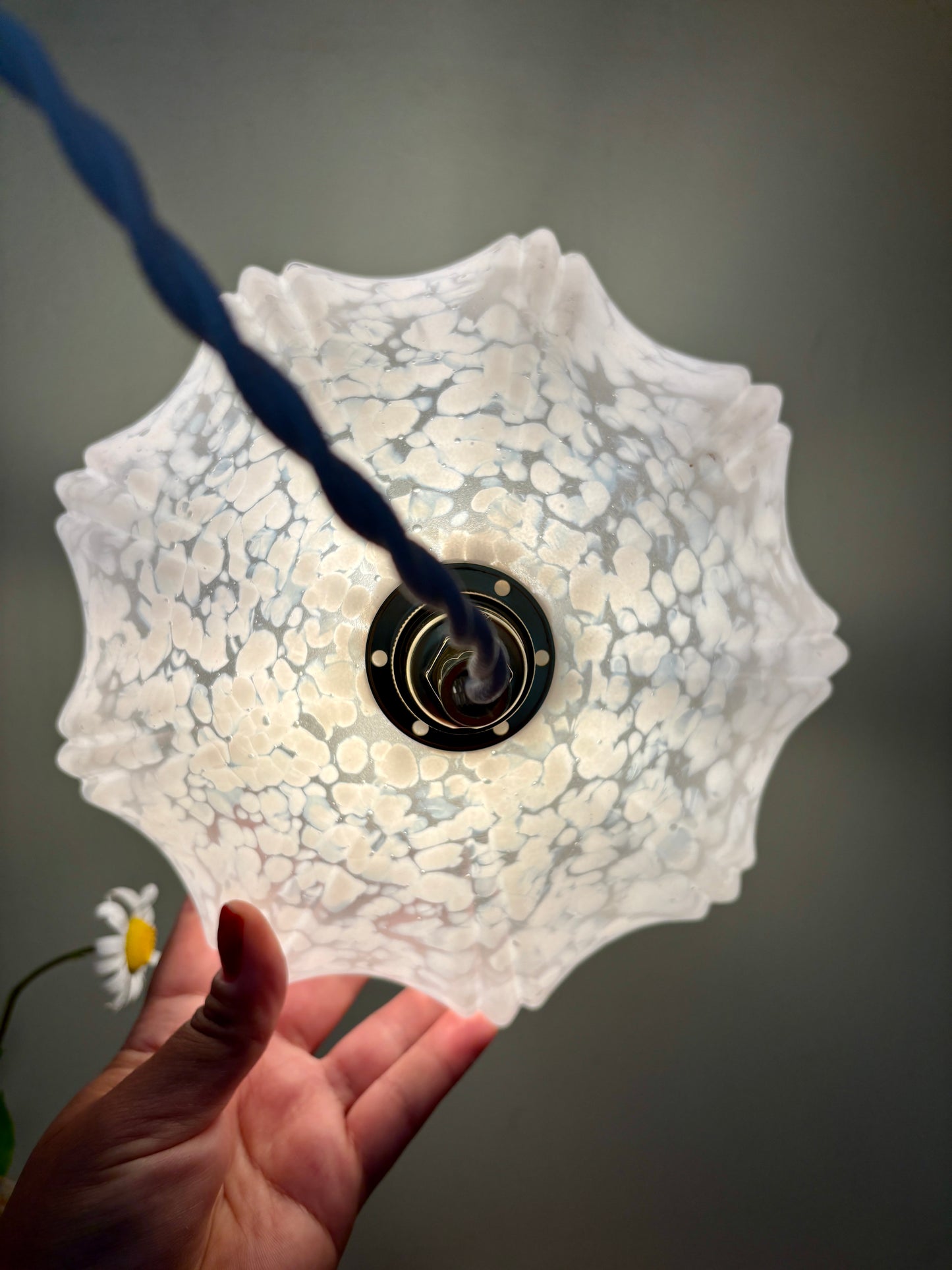 Suspension abat-jour vintage art déco en verre de Clichy blanc